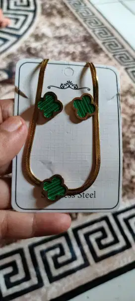 kalung dan anting clover titanium