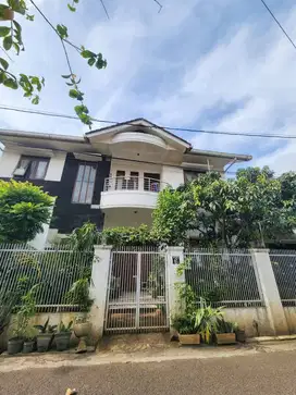 Rumah Mewah Besar di Komplek Cibolerang Indah