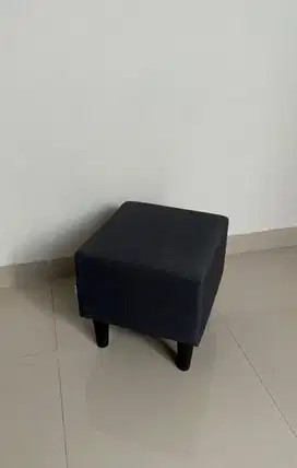 Sofa puff kotak warna abu abu