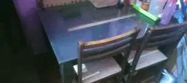 Meja makan minimalus
