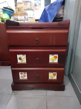 Dua Lemari Cermin Rias