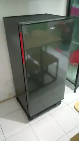 Jual kulkas Aqua 1 pintu warna hitam, kondisi normal terawat