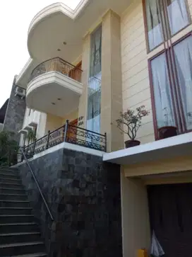 Dijual Rumah Di Sarijadi, 2,5 Lantai Komplek Setraduta Ada Tamannya