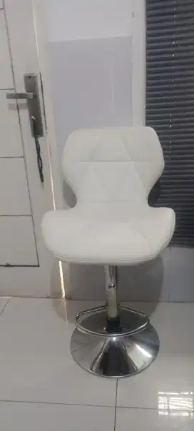 1 KURSI BAR BERFUNGSI BAIK