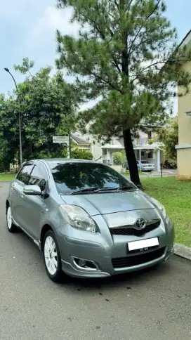 Dijual : Toyota Yaris E ( AT) Tahun 2011, warna Grey Metalik