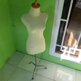 Manekin wanita kaki besi