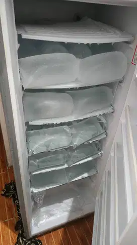 Jual cepat freezer aqua 6 rak dan stabilizer