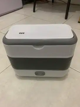 Pembuat nasi dan penghangat makanan