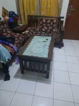 Sofa 1 set serta 2 meja mejanya