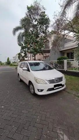 kijang innova tahun 2013 putih diesel tipe G