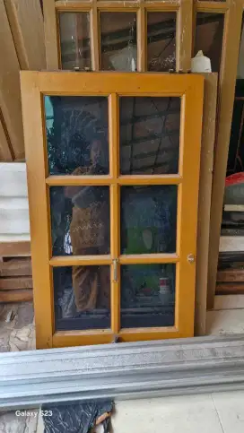 Jendela second kaca kamar