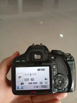 Kamera DSLR Canon versi Kiss x4 pakai lensa fix Canon 50mm