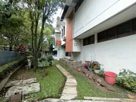 Rumah Lama Hook Terawat Lokasi Strategis di Sayap Naripan Sunda.