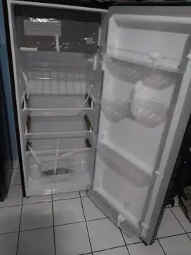 Di jual kulkas merk TOSHIBA