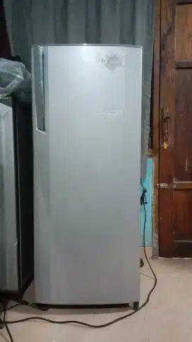 Freezer Es jumlah 6 rak tingkat merk LG