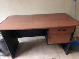 Meja kantor bekas