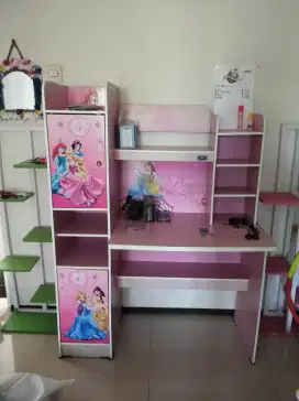 Sofa sudut dan meja belajar