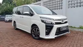 Toyota Voxy Universeri Tahun 2021 Warna Putih