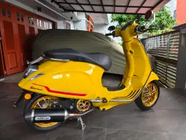 Vespa sprint kuning 2023