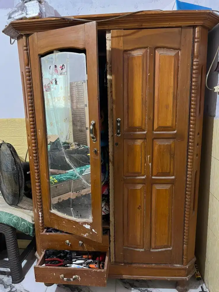 Lemari Pakaian Kayu