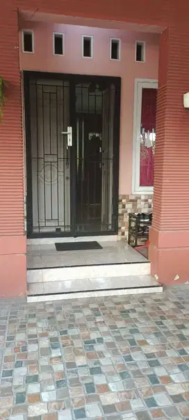 Dijual Rumah di Hoek di Villa Mutiara Gading 2, Karang satria bekasi