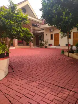 Kosan AC lengkap 120x200 kamar mandi dalam Perum Depan Pakuwon Bekasi.