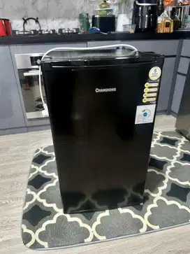 Dijual Kulkas Mini Changhong – Hitam Elegan | Mulus Seperti Baru!
