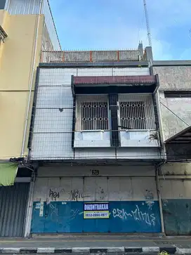 Di kontrakan ruko di pusat kota Tasikmalaya