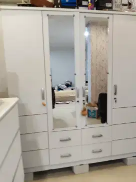 Lemari minimalis Putih baru beli 2 bulan ( Lemari 4 pintu)