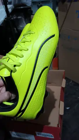 Sepatu bola Puma King Match