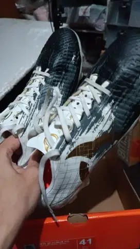 Sepatu bola Ortuseight Xcalibur