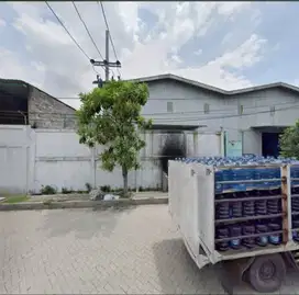 Turun harga! Gudang di jalan utama Margomulyo Permai