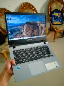 Laptop asus a407m ssd 256gb satset