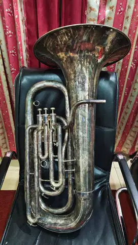 Tiup Besson Tuba