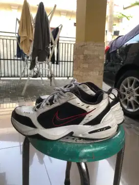 Sepatu Nike Air Monarch