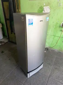 Unit kulkas type 1 pintu merk Aqua dingin bagus