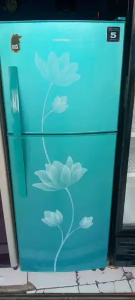 Dijual harga termurah kulkas 2pintu Polytron barang bagus siap pakai