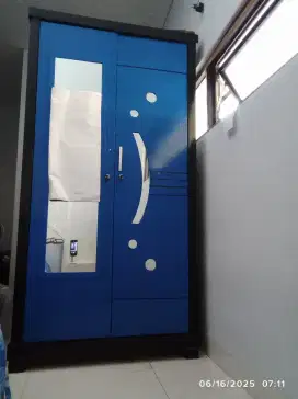 lemari kaca aesthetic dua pintu gantungan