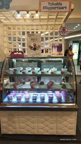 Dijual 2 buah kulkas cake showcase