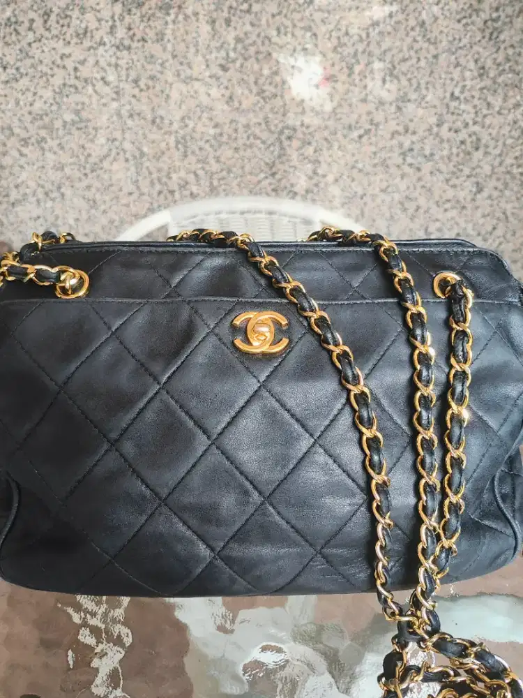 Tas sling bag Chanel Vintage Black lamb skin GHW authentic like new