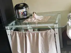 Meja kaca tebal