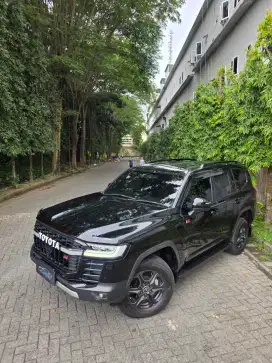 Toyota landcruiser 300 gr-s 4x4 2023 / 2024 A/T Hitam