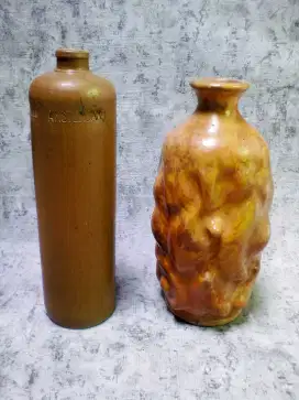 Botol kuno jaman Belanda dan vas bunga jadulan.