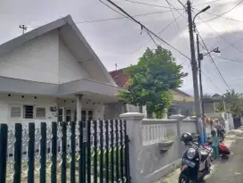 Ambyar! Rumah Bunga Mawar Suhat Dekat Kampus UB Kota Malang