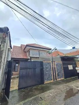 Siap tempati ada furnisnya, kitchen set,sofa,heater water,Luas,cctv