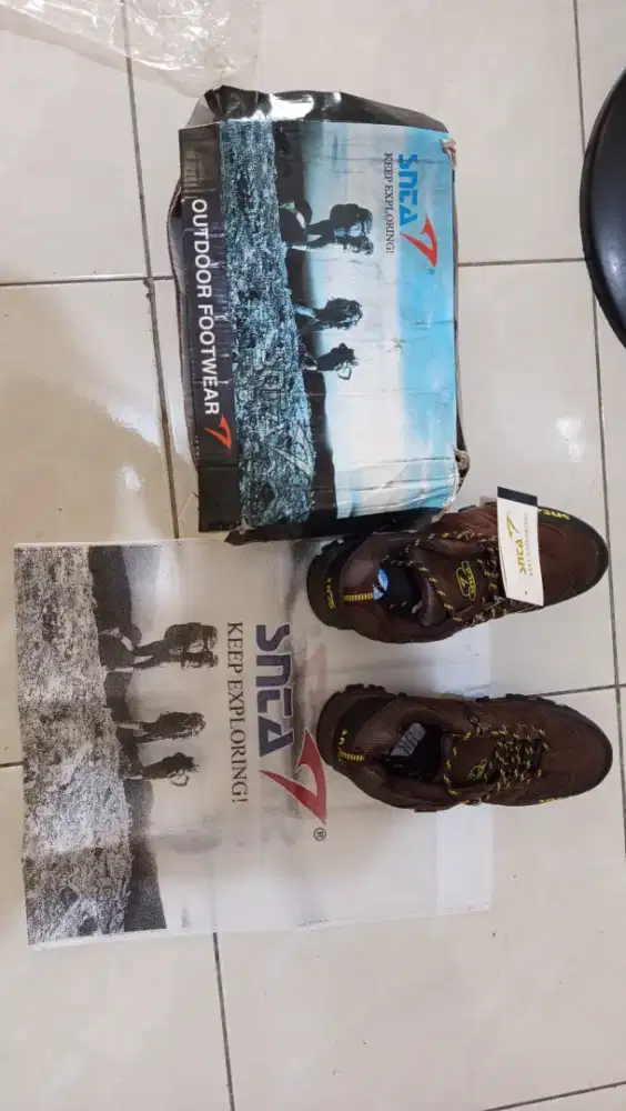 Sepatu outdoor buat hiking, olahraga gunung