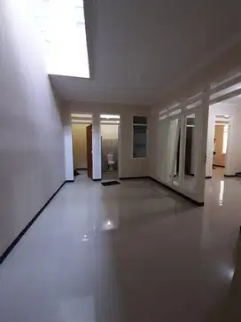 Rungkut asri tengah 2lt depan taman