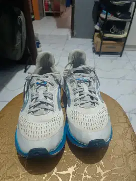 Sepatu lari 910 Aurorun size 43