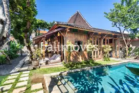Vila Tiga Kamar Tidur Bergaya Joglo Yang Elegan Di Tepi Pantai Sanur