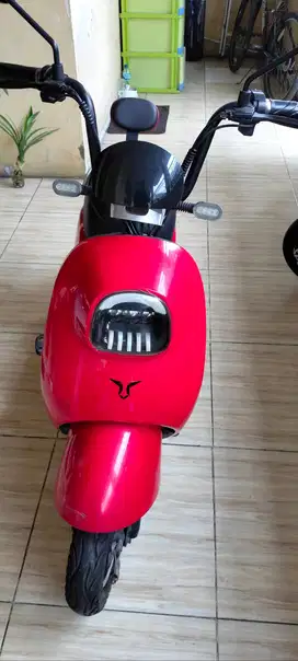 Dijual sepeda listrik U Winfly warna merah